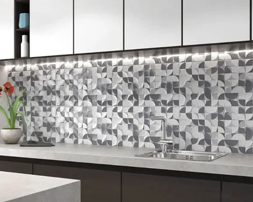 Cozinha com revestimento cerâmico geométrico na parede