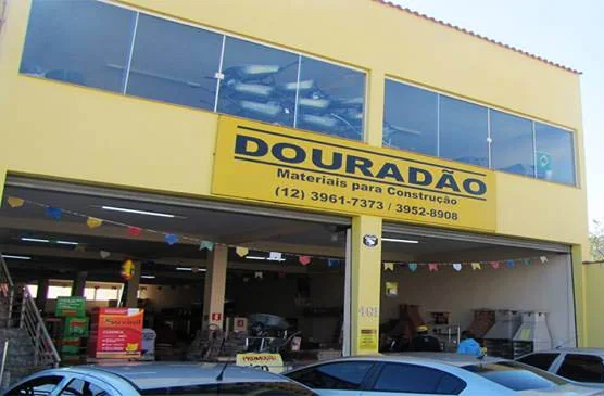 Fachada da loja Douradão na Av. Dom Pedro I, em Jacareí